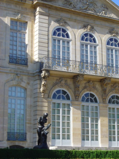 Paris, Musée Rodin, façade sur jardin (détail), Auguste Rodin, sculpteur (1840-1917)