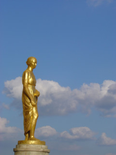 Paris, Esplanade du Trocadéro au printemps, statue et ciel, architecture des années 1930