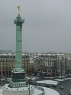 Paris, Place de la Bastille l'hiver sous la neige, Colonne de Juillet (1833-1840) et le Génie de la