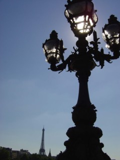 Luminaire à contre-jour et la Tour Eiffel à Paris