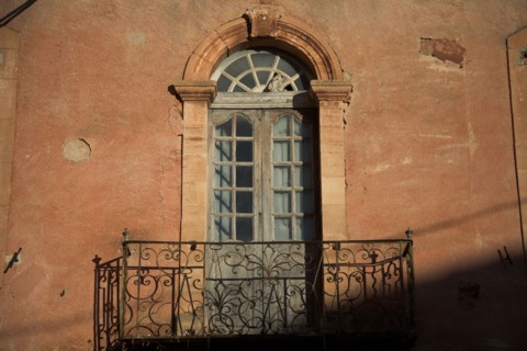 Provence273 Façade de demeure 18e siècle, fenêtre et balcon, Luberon