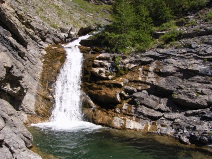 Provence304 Cascade en montagne, ruisseau, Hautes Alpes, été