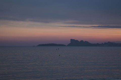 Provence328 Le soir, au soleil couchant sur la Méditerranée, le rocher de La Ciotat