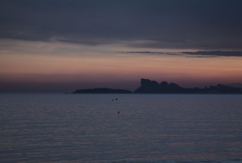 Provence329 Le soir, au soleil couchant sur la Méditerranée, le rocher de La Ciotat