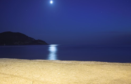 Provence336 Plage la nuit, la lune sur la Méditerranée, baie