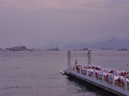 CoteAzur007 Cannes, La Croisette, baie de Cannes, voiliers, yachts, le soir, Hôtel Martinez plage