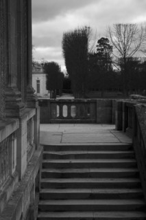 Versailles057 Château de Versailles, Petit Trianon, façade, escalier extérieur, jardin français