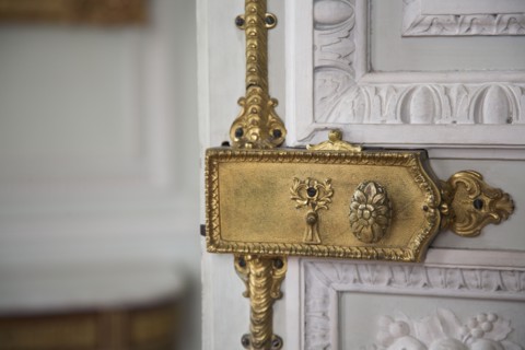 Versailles072 Château de Versailles, Petit Trianon, porte, détail de poignée et serrure