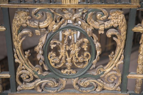 Versailles074 Château de Versailles, Petit Trianon, rampe en fer forgé au chiffre de