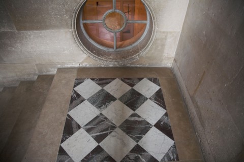 Versailles085 Château de Versailles, Petit Trianon, Escalier d'honneur, sol en marbre et fenêtre