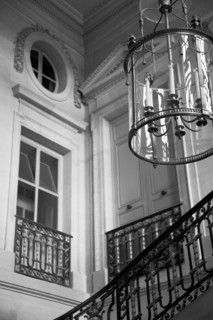 Versailles092 Château de Versailles, Petit Trianon, Escalier d'honneur, lustre et rampe en fer