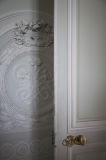 Versailles100 Château de Versailles, Petit Trianon, porte et boiserie sculptée de fleurs
