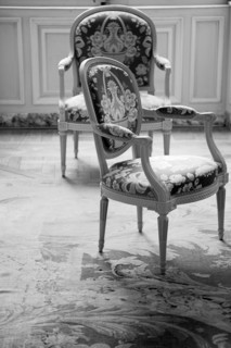 Versailles102 Château de Versailles, Petit Trianon, tapis et paire de fauteuils