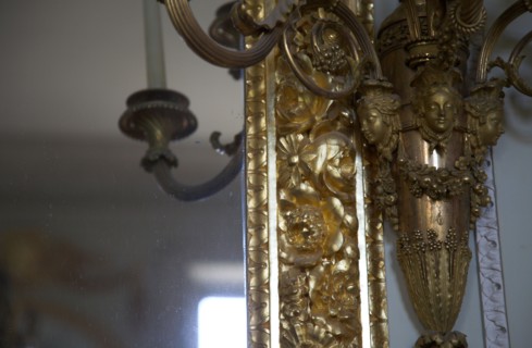 Versailles104 Château de Versailles, Petit Trianon, miroir et applique (détail)