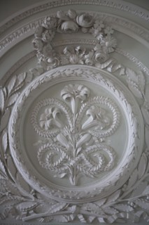 Versailles105 Château de Versailles, Petit Trianon, boiseries sculptées de fleurs, médaillon et