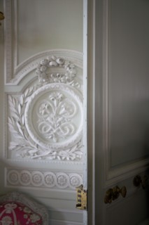 Versailles106 Château de Versailles, Petit Trianon, boiseries sculptées de fleurs, médaillon et