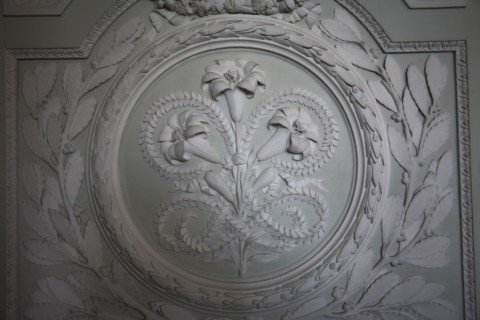 Versailles107 Château de Versailles, Petit Trianon, boiseries sculptées de fleurs, médaillon et