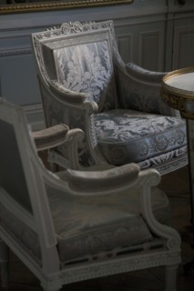 Versailles108 Château de Versailles, Petit Trianon, Boudoir, deux fauteuils (détail)