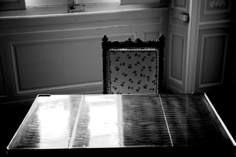 Versailles119 Château de Versailles, Petit Trianon, cabinet de toilette, table et chaise (détail)