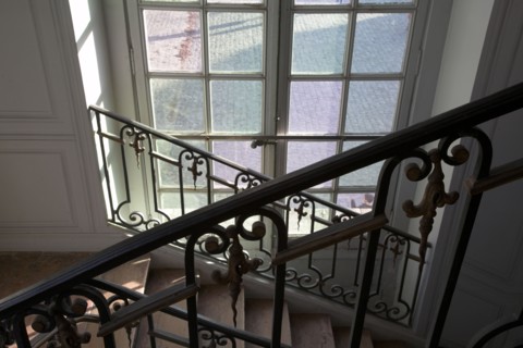Versailles127 Château de Versailles, Petit Trianon, Escalier vers l'attique, rampes et fenêtre