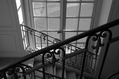 Versailles128 Château de Versailles, Petit Trianon, Escalier vers l'attique, rampes et fenêtre