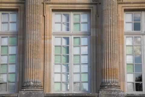 Versailles144 Château de Versailles, Petit Trianon, façade, détail (grande fenêtre et colonnes)