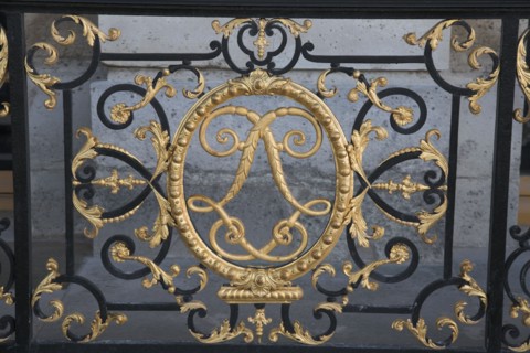 Versailles176 Château de Versailles, Petit Trianon, grille en fer forgé au chiffre des Louis