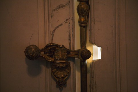 Versailles177 Château de Versailles, Petit Trianon, porte et serrure dans l'ombre à contre-jour