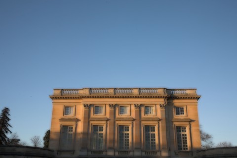 VersaillesChromo013 Château de Versailles, Petit Trianon, façade au soleil couchant