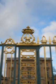VersaillesChromo015 Château de Versailles, Petit Trianon, façade et grille d'entrée