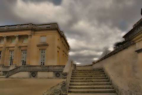 VersaillesChromo017 Château de Versailles, Petit Trianon, façade et escaliers extérieurs, jardin