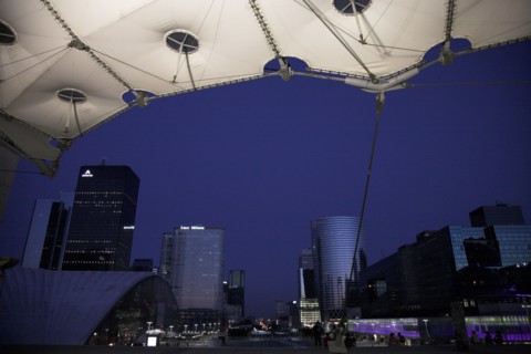 Paris 098 L'Esplanade de La Défense, gratte-ciels, CNIT, vers l'Arc de Triomphe, la nuit