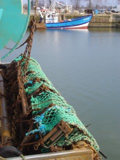 Normandie002 Environs de Honfleur, Trouville, côte normande. Bateau de pêcheur, arrière de bateau,