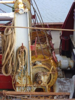 Normandie003 Environs de Honfleur, Trouville, côte normande. Bateau de pêche, cordages, filets
