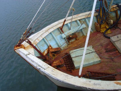 Normandie010 Environs de Honfleur, Trouville, côte normande. Bateau de pêche, cordages et mâts,