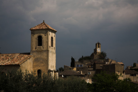 Provence370 Provence, Luberon, Lourmarin, village et temple, été ciel d'orage