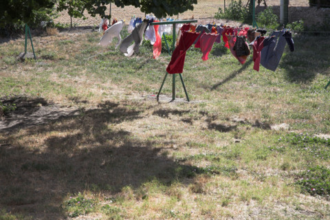 Provence400 Provence, Luberon, Lourmarin, village, linge à sécher dans le jardin, été