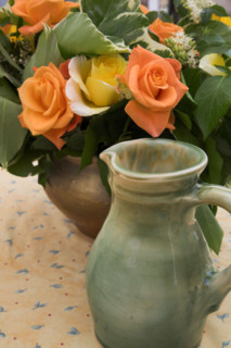 Provence402 Provence, Luberon, bouquet de roses et pichet provencal, table d'été