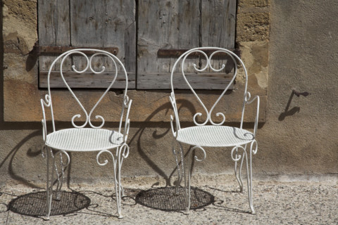 Provence411 Provence, Luberon, Lourmarin, village, ruelle, chaises de jardin, chaises anciennes