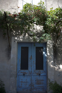 Provence558 Provence, Luberon, village, porte ancienne bleue, vigne vierge, été