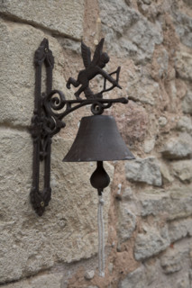 Provence565 Provence, Luberon, village, cloche d'entrée, Cupidon