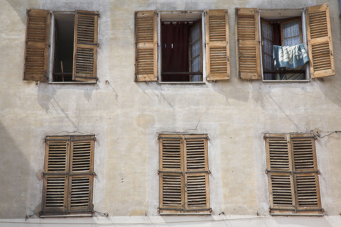 CoteAzur012 Fenêtres provencales, façade méditerranéenne, volets (Vallauris) fenêtres ouvertes et
