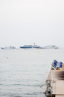 CoteAzur034 Cannes, la Croisette, plage et yachts dans la baie et le port, collines de l'Esterel