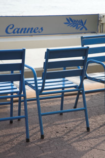 CoteAzur044 Cannes, la Croisette, chaises bleues