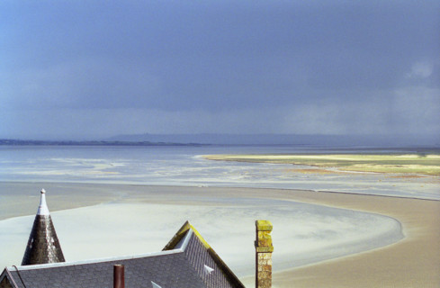 MtSaintMichel17 Les prés et les sables de la baie depuis le Mont Saint Michel par ciel d'orage