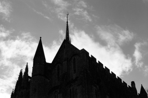 MtSaintMichel21b La Merveille et l'Eglise abbatiale du Mont Saint Michel en ombre chinoise sur le