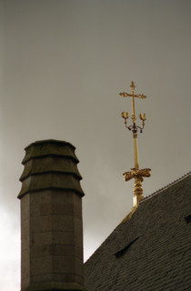 MtSaintMichel22 Toits des bâtiments monastiques de l'Abbaye du Mont Saint Michel par ciel d'orage