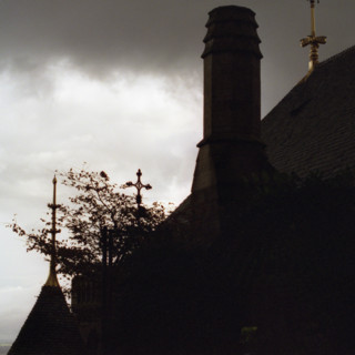 MtSaintMichel23 Toits des bâtiments monastiques de l'Abbaye du Mont Saint Michel par ciel d'orage
