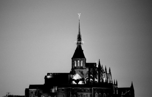 MtSaintMichel26b L'Eglise abbatiale et la Merveille du Mont Saint Michel de nuit