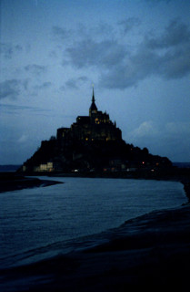 MtSaintMichel28 L'ilôt du Mont Saint Michel dans la baie, de nuit